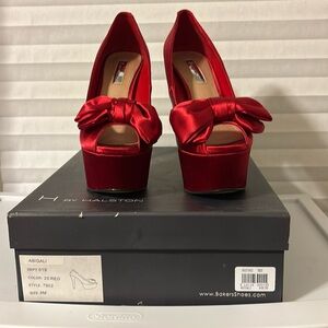 💕Just in time for Valentines Day💕 EUC H by Halston red platform 5.5” stilettos